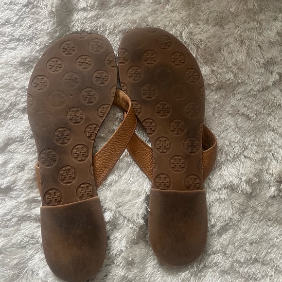 Tory Burch Tan Leather Sandals with Thong Design - Picture 4 of 8